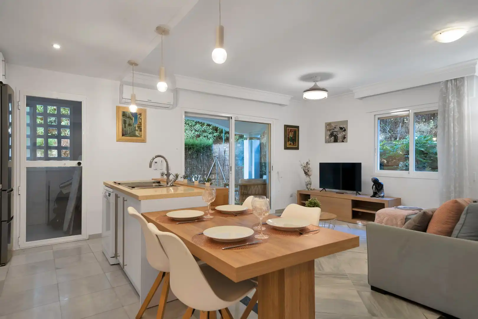 Comedor de Apartamento en venta en Marbella con Aire acondicionado, Calefacción y Jardín privado