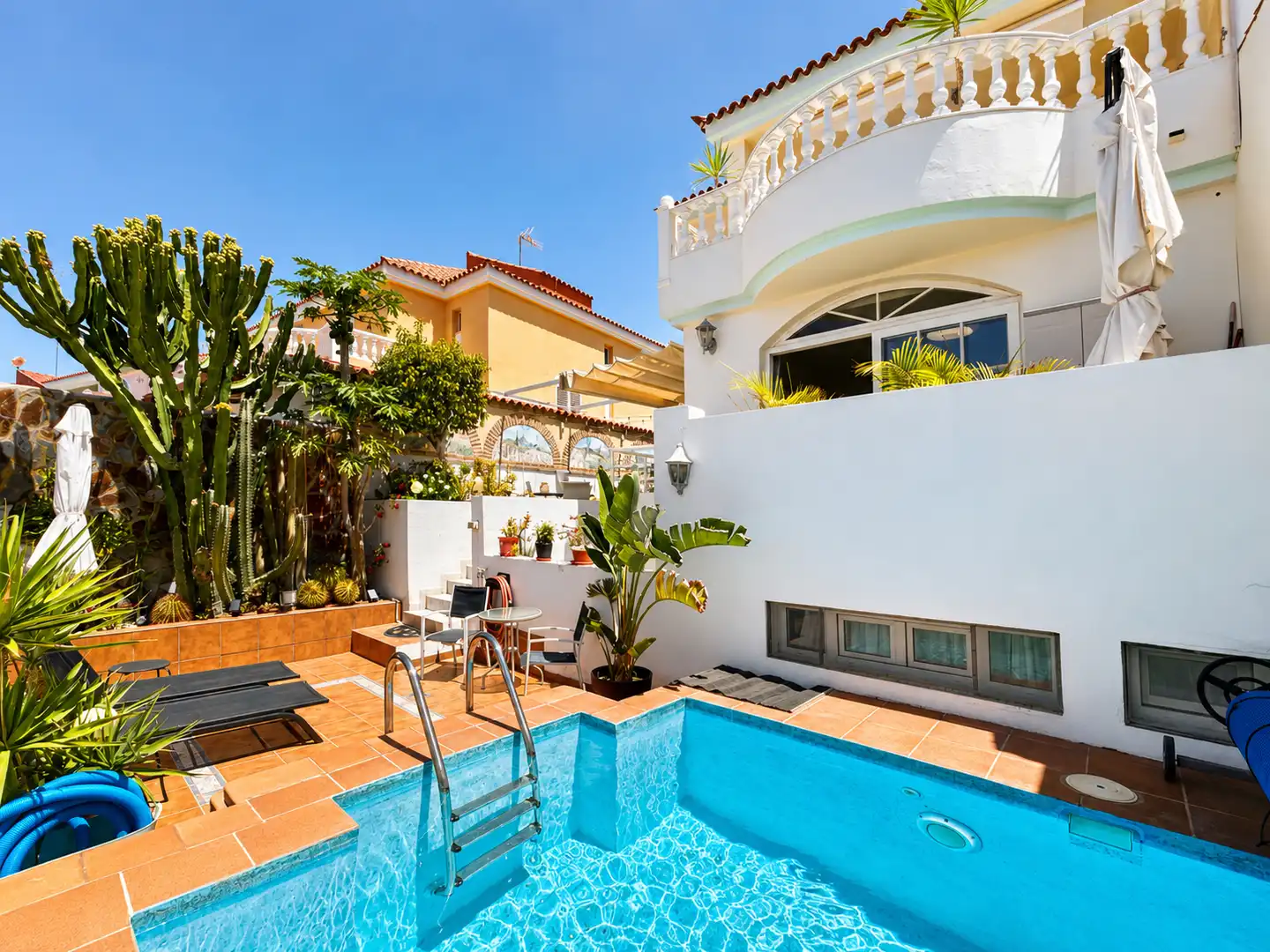 Vista exterior de Casa o xalet en venda en San Bartolomé de Tirajana amb Aire condicionat, Jardí privat i Terrassa