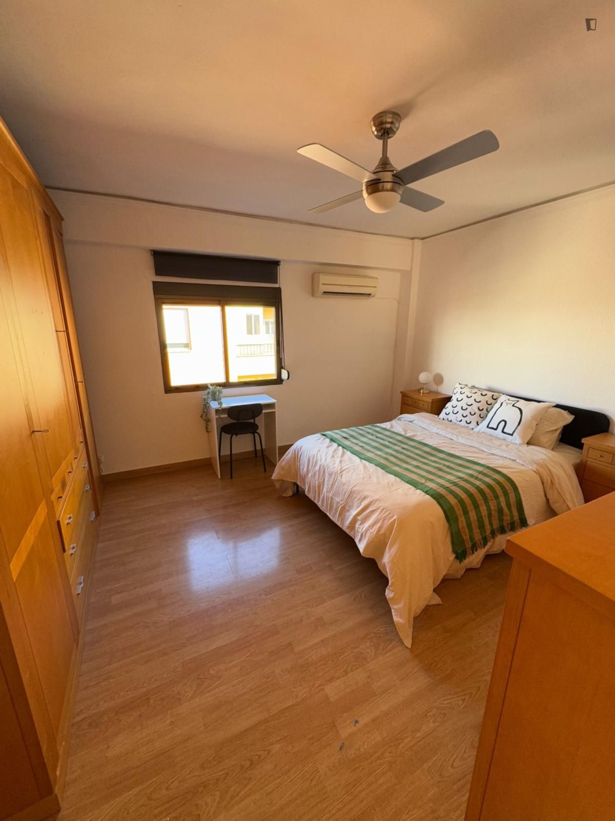 Dormitori de Apartament per a compartir en Paiporta amb Aire condicionat, Moblat i Forn