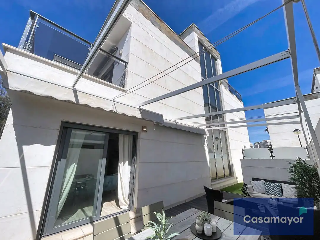 Terrassa de Casa o xalet en venda en Alicante / Alacant amb Aire condicionat, Calefacció i Jardí privat