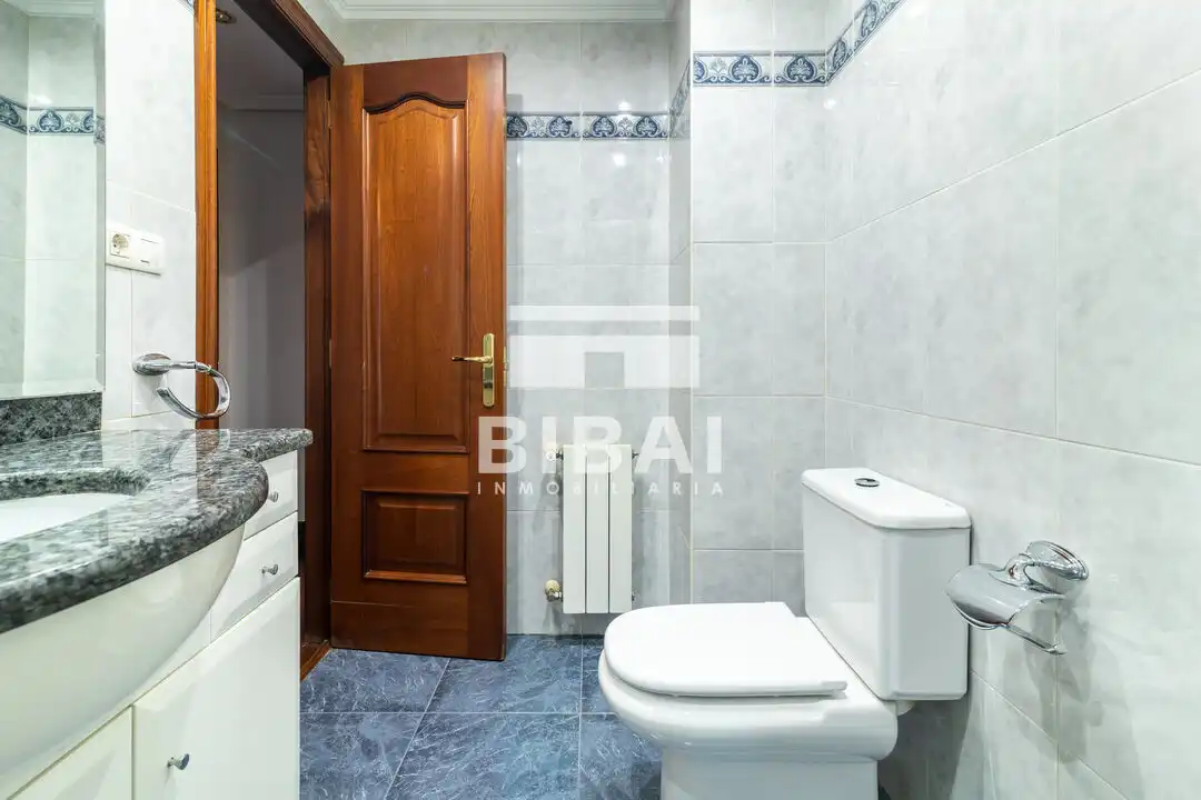 Baño de Piso en venta en Arrasate / Mondragón con Calefacción y Balcón