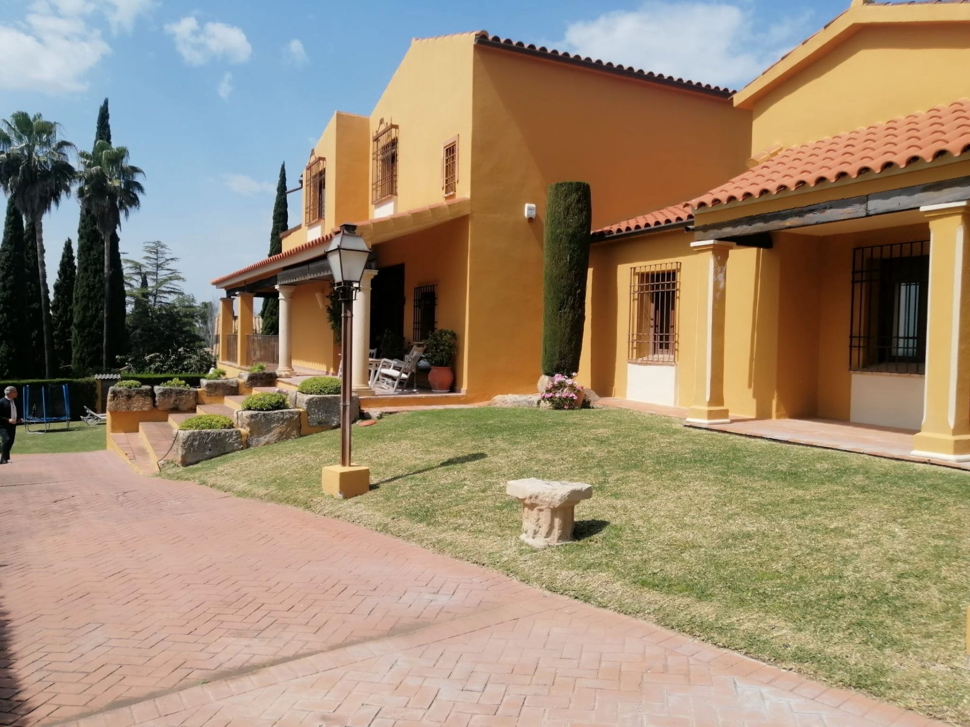Vista exterior de Casa o xalet en venda en  Córdoba Capital amb Aire condicionat, Calefacció i Jardí privat