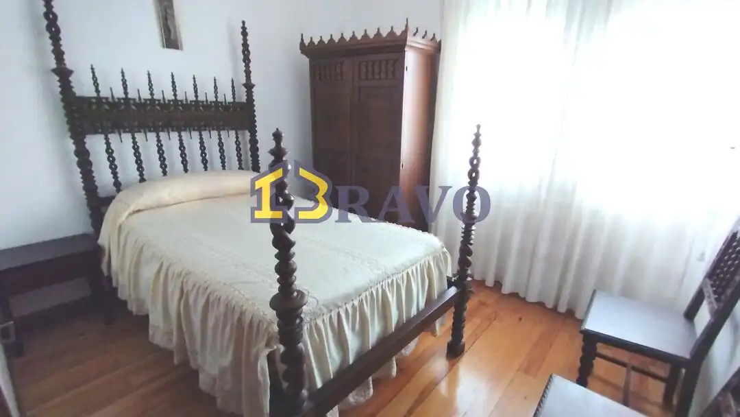 Dormitori de Casa o xalet en venda en Medina de Pomar amb Calefacció, Jardí privat i Piscina