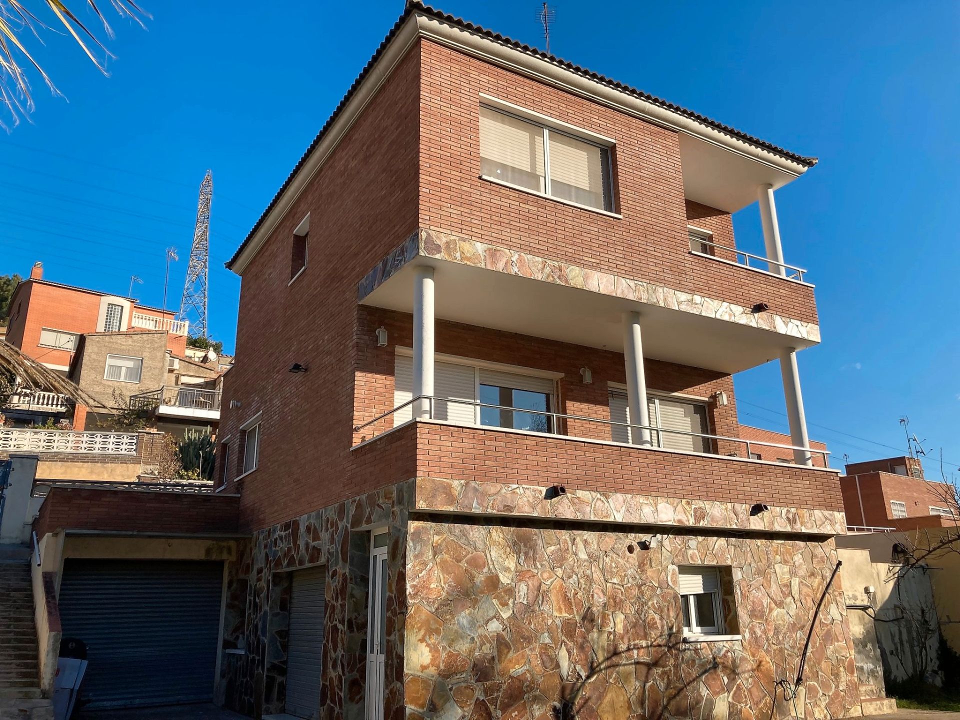 Vista exterior de Casa o xalet en venda en Sant Boi de Llobregat amb Jardí privat i Terrassa