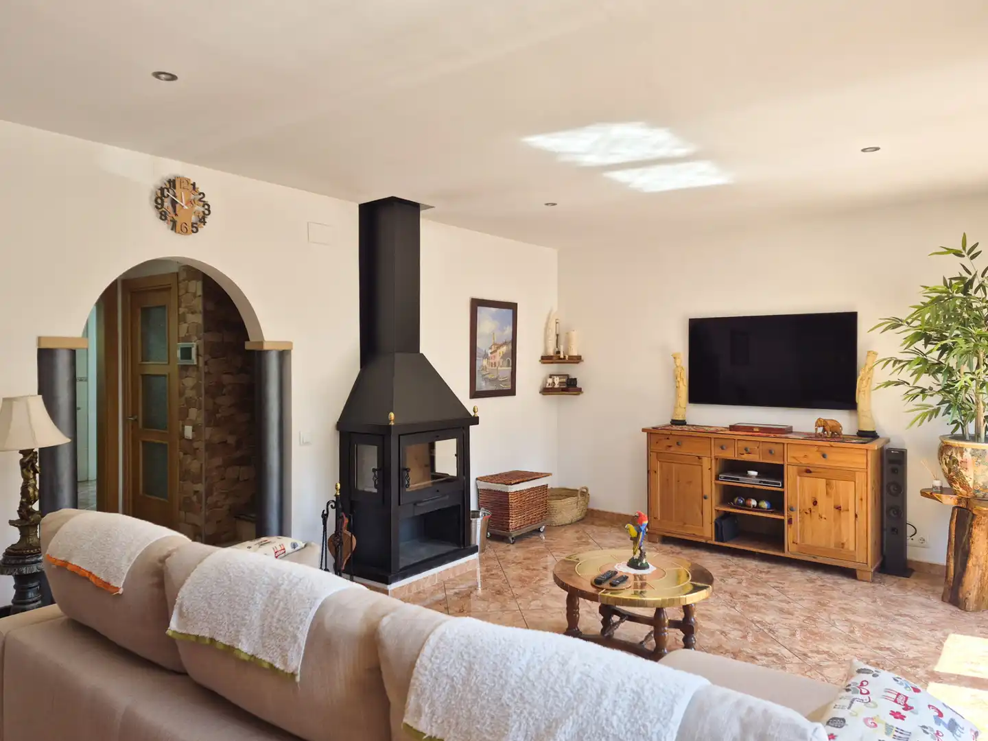 Sala d'estar de Casa adosada en venda en Ripoll amb Calefacció, Jardí privat i Terrassa
