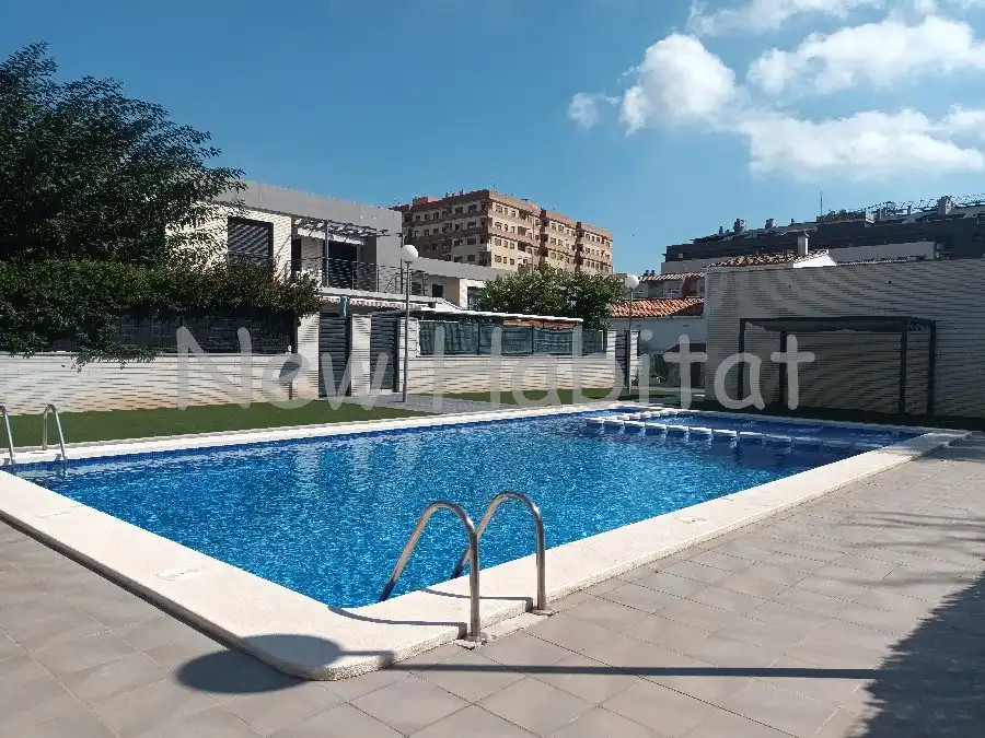 Piscina de Casa adosada en venta en Castellón de la Plana / Castelló de la Plana con Aire acondicionado, Jardín privado y Terraza