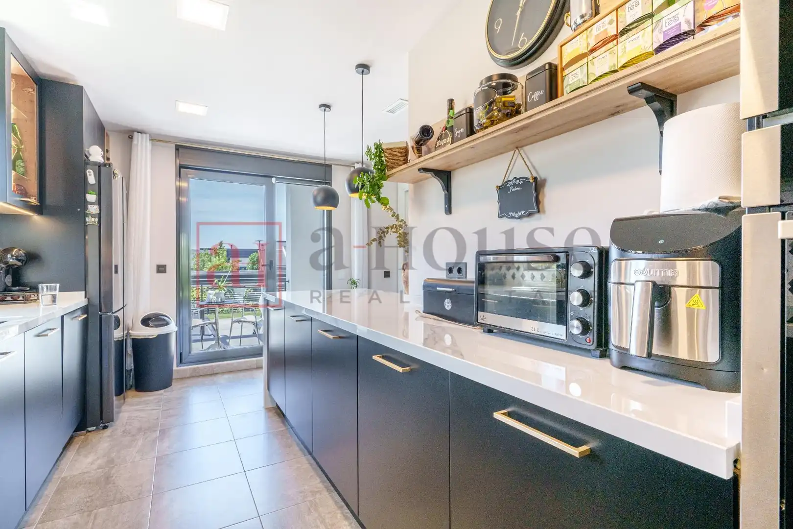 Cocina de Casa adosada en venta en Boadilla del Monte con Aire acondicionado, Calefacción y Jardín privado