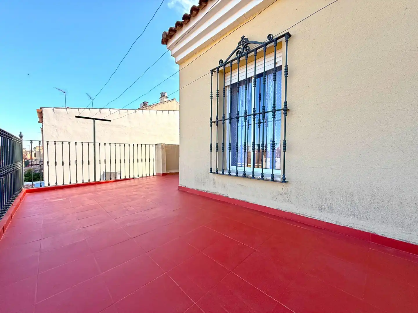 Vista exterior de Casa adosada en venta en Tomares con Jardín privado