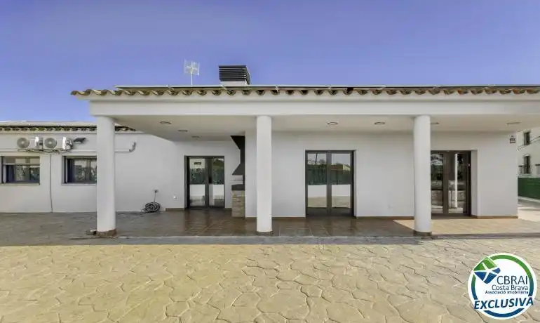 Außenansicht von Einfamilien-Reihenhaus zum Verkauf in Cistella mit Heizung, Terrasse und Schwimmbad