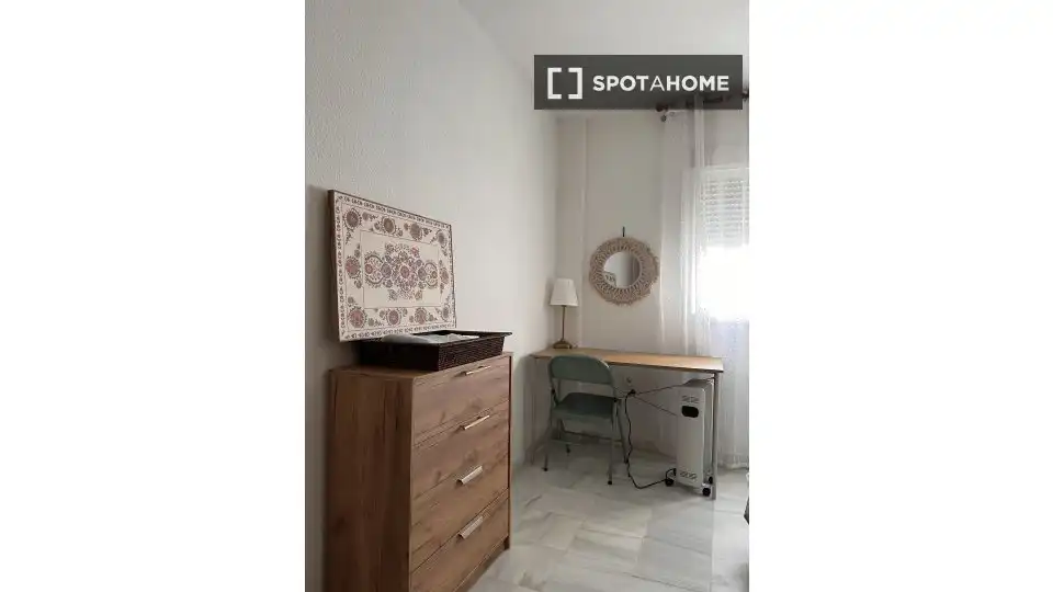 Dormitori de Apartament per a compartir en Salobreña amb Aire condicionat, Terrassa i Moblat