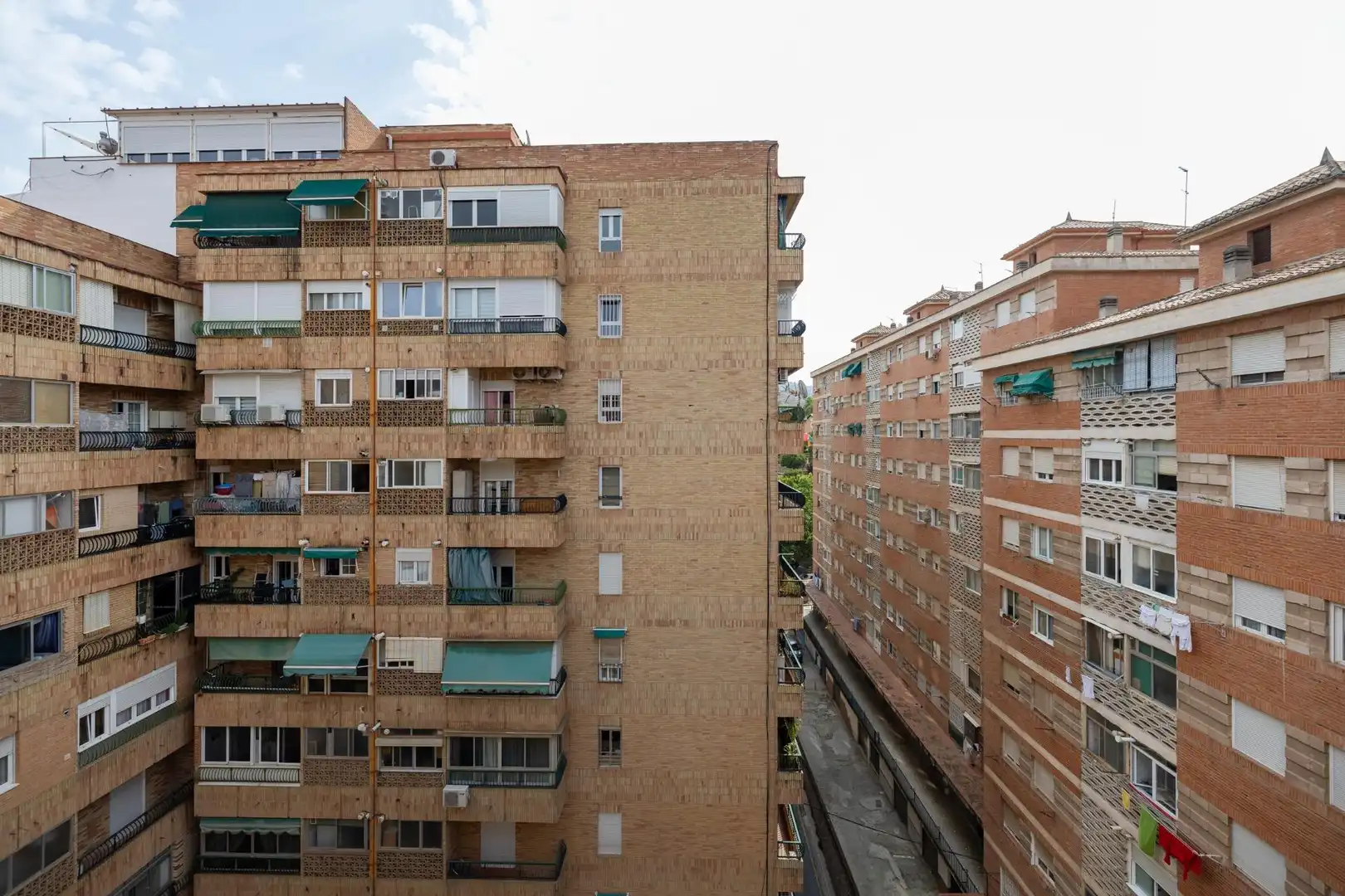 Vista exterior de Pis de lloguer en Granada amb Calefacció, Terrassa i Traster