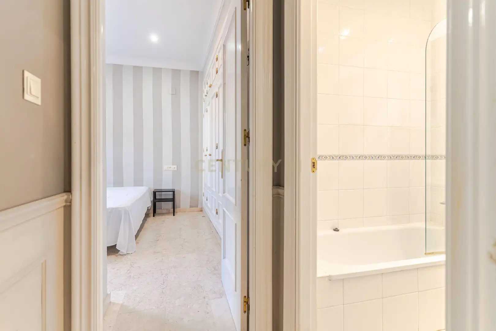 Bathroom of Flat for sale in Granada  with Air Conditioner