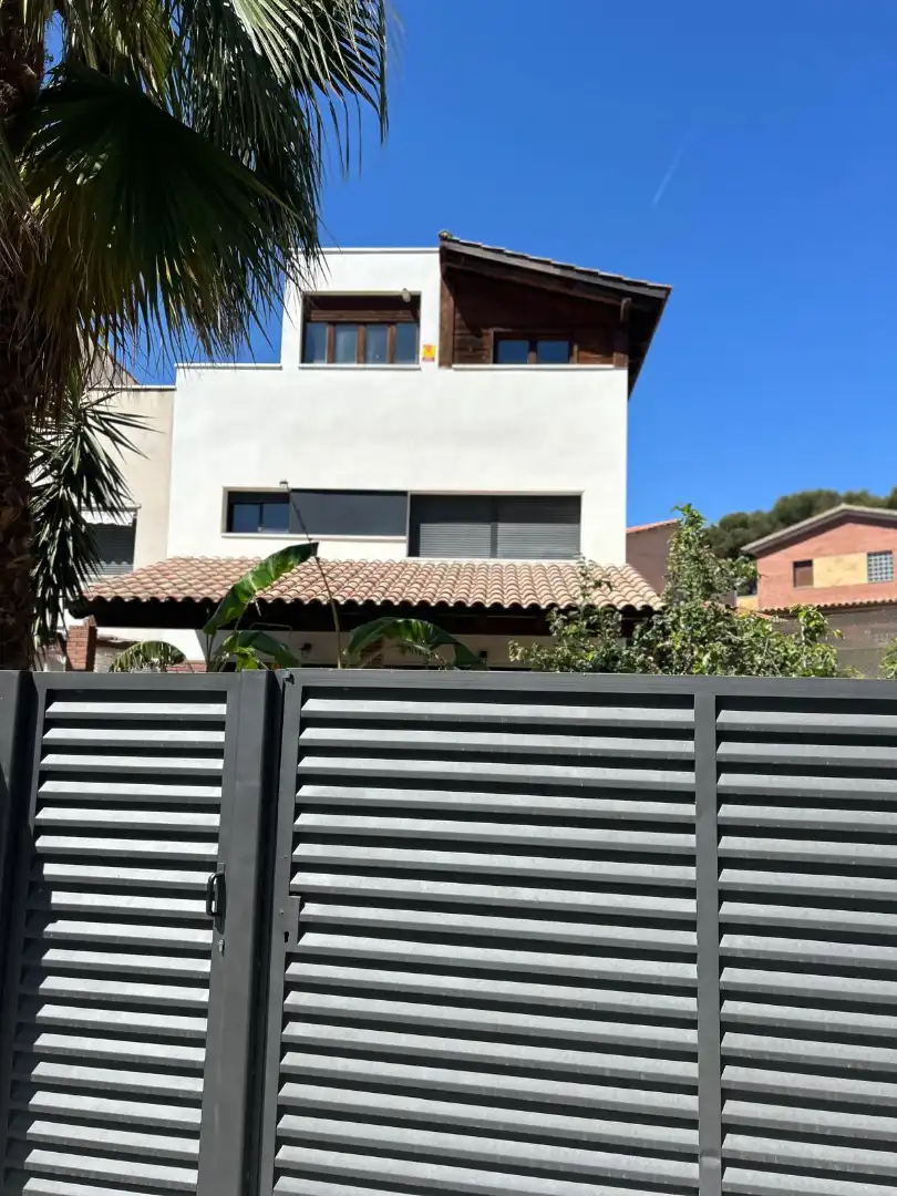 Vista exterior de Casa adosada en venta en Vilanova i la Geltrú con Aire acondicionado, Calefacción y Jardín privado