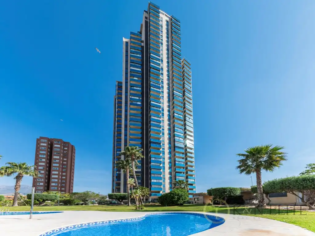 Vista exterior de Ático de alquiler en Benidorm con Aire acondicionado, Jardín privado y Piscina