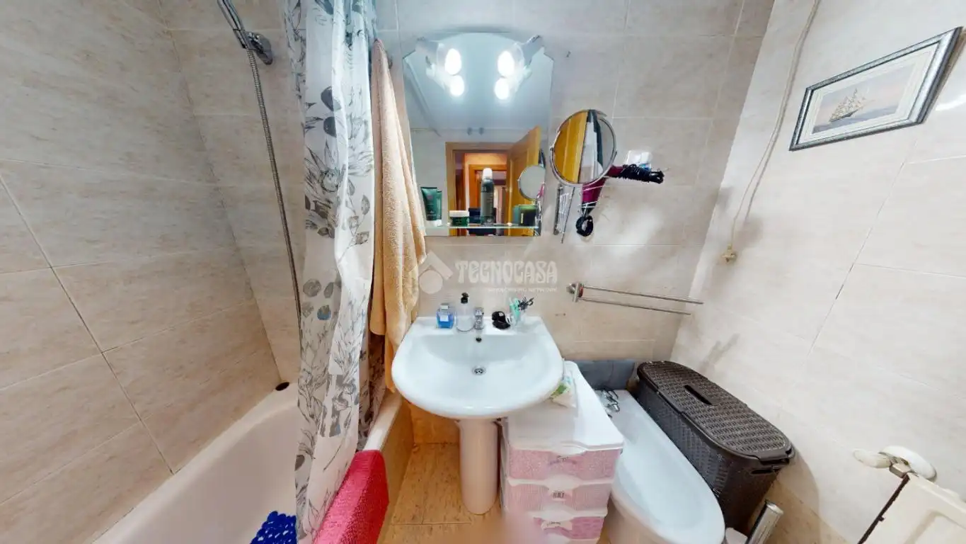 Baño de Piso en venta en Azuqueca de Henares con Calefacción, Trastero y Internet