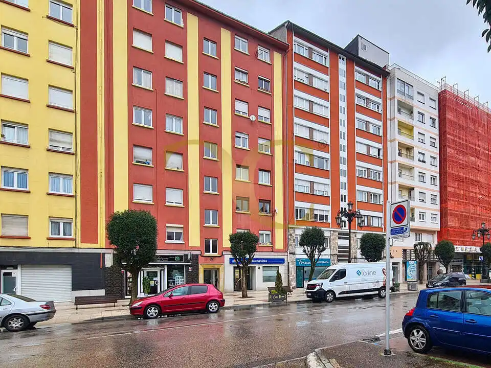 Vista exterior de Pis en venda en Oviedo  amb Calefacció