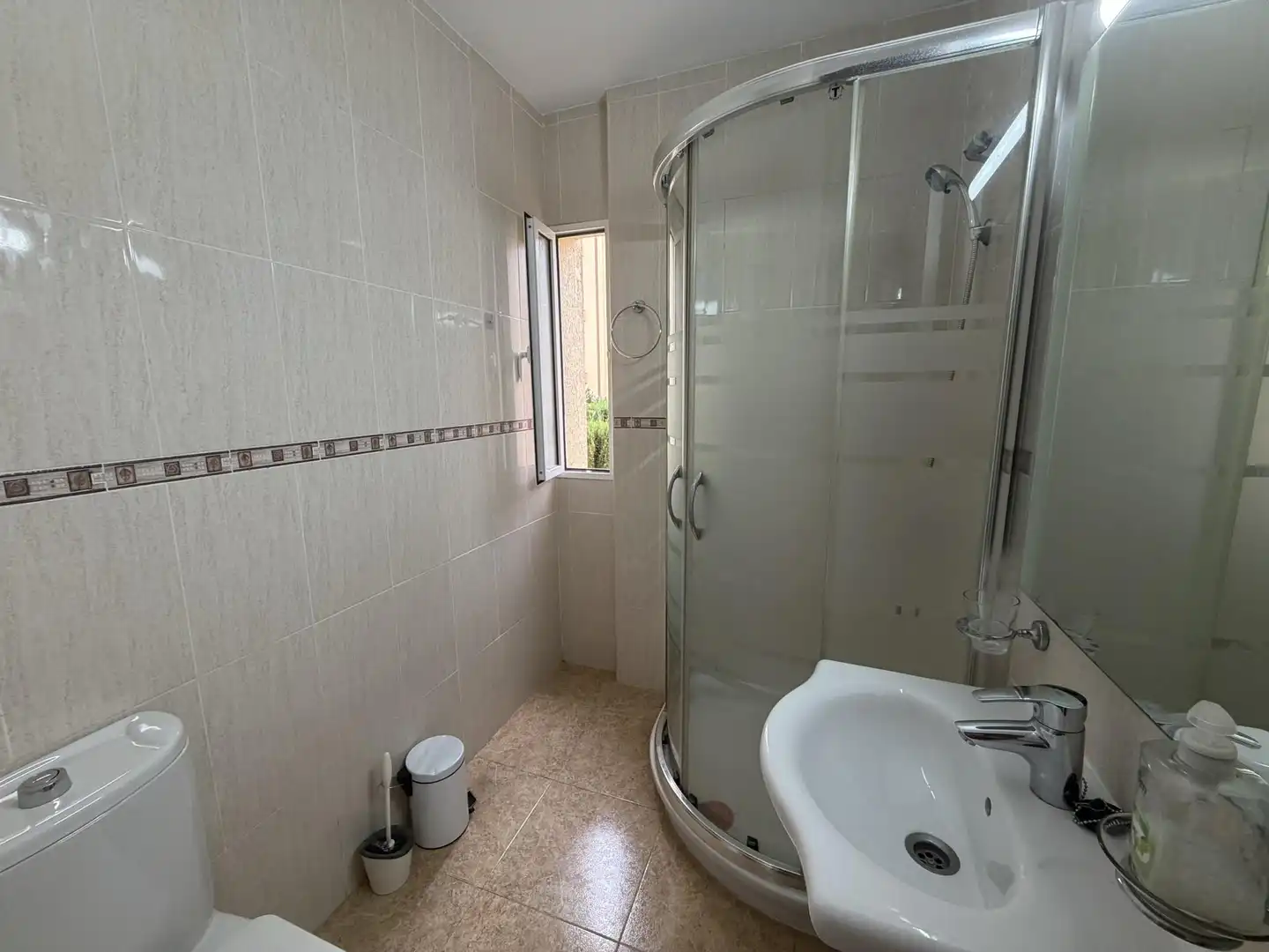 Badezimmer von Erdgeschoss zum Verkauf in Benalmádena mit Privatgarten, Terrasse und Schwimmbad