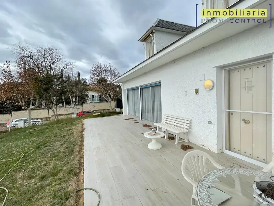 Chalet con terraza en venta en Calle Río Aragón 4, imagen 3