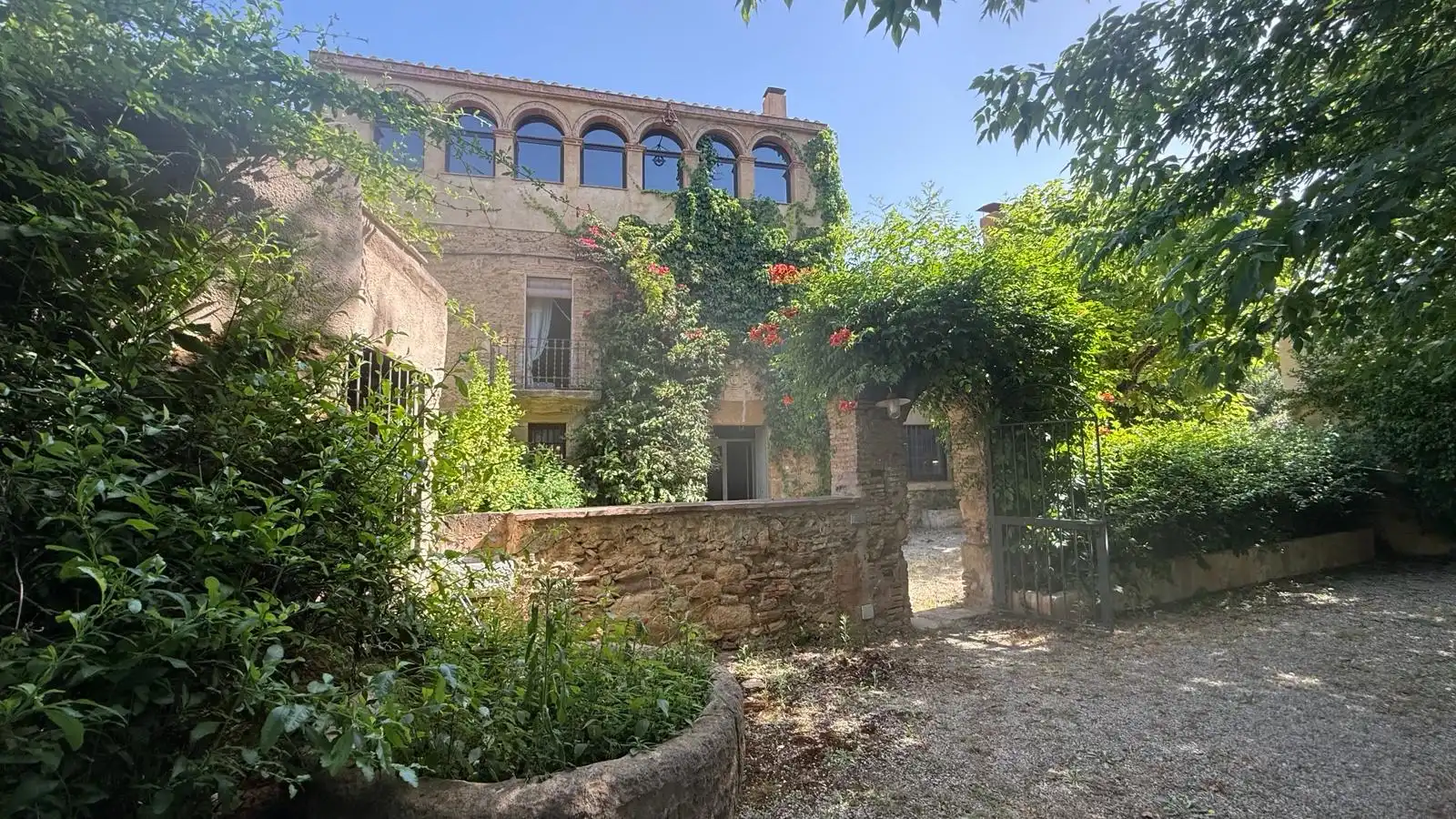 Maison rustique avec terrasse à vendre à Forallac