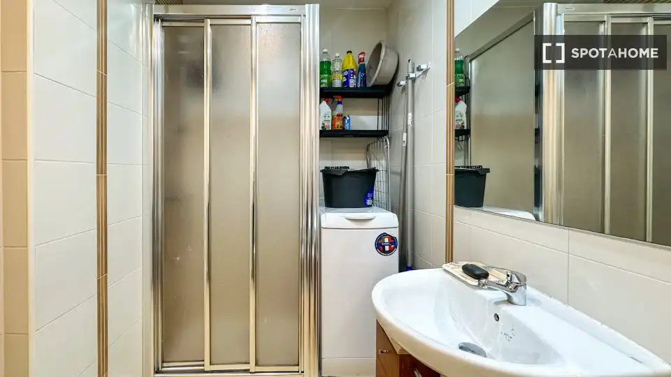 Baño de Estudio para compartir en Madrid con Aire acondicionado, Calefacción y Terraza
