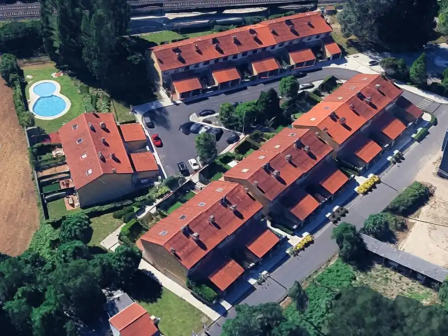Vista exterior de Casa adosada en venta en Santiago de Compostela  con Calefacción, Jardín privado y Terraza