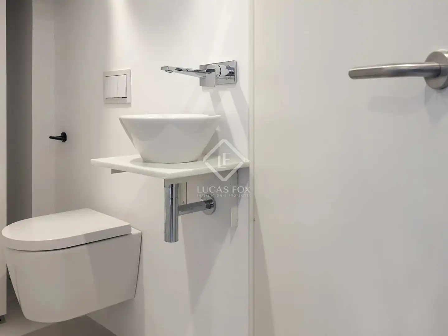 Badezimmer von Wohnung zum Verkauf in Barcelona mit Klimaanlage, Heizung und Parkett