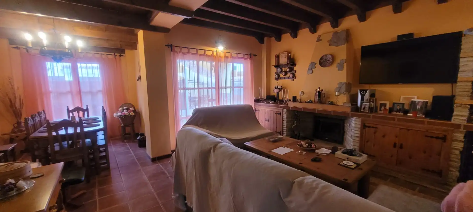 Sala d'estar de Casa adosada en venda en Los Barrios amb Aire condicionat, Jardí privat i Terrassa