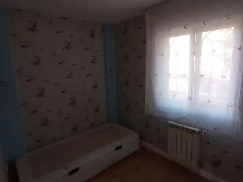 Dormitori de Casa adosada en venda en Alcalá de Henares amb Aire condicionat i Balcó