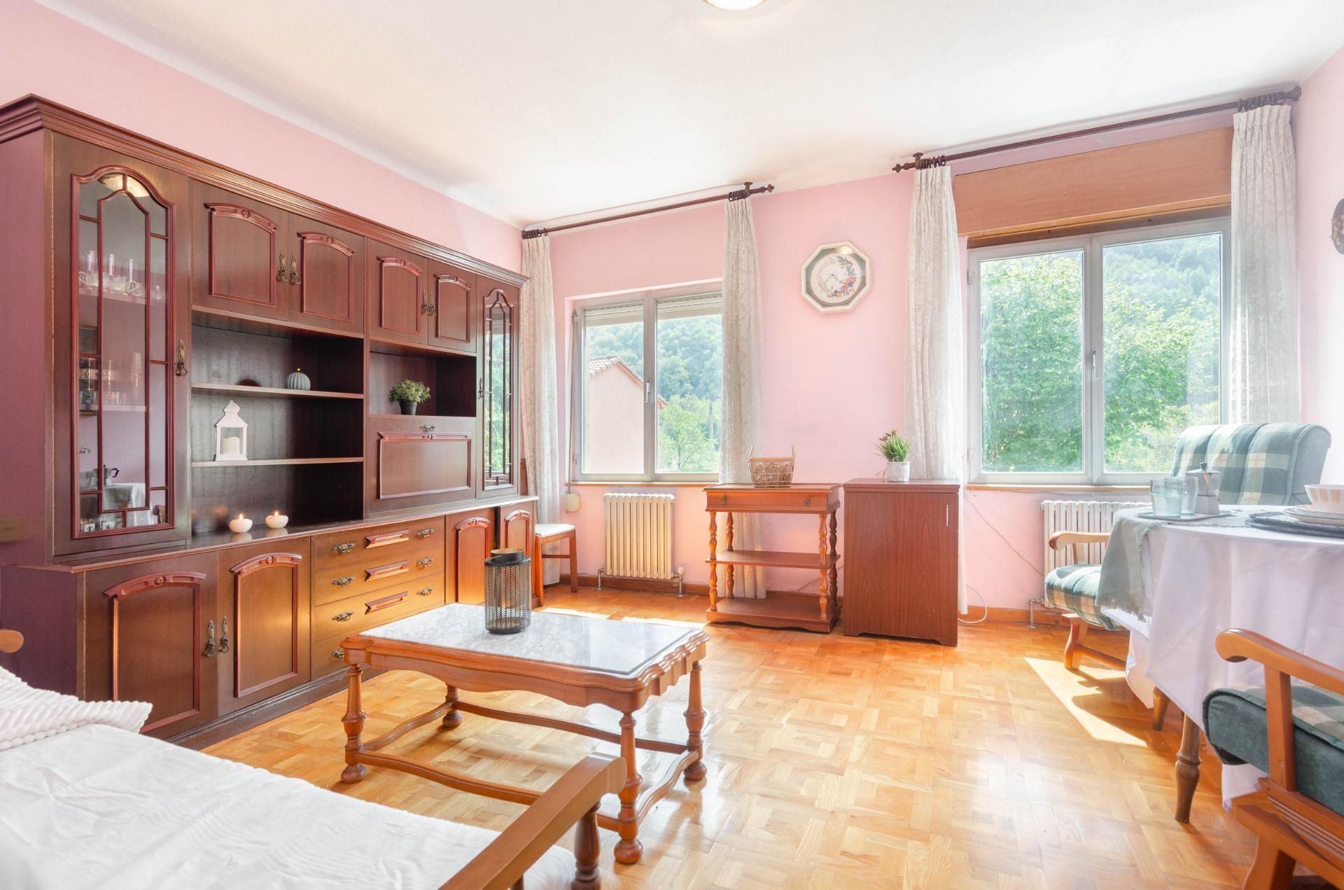 Sala d'estar de Casa o xalet en venda en San Martín del Rey Aurelio amb Calefacció, Jardí privat i Traster