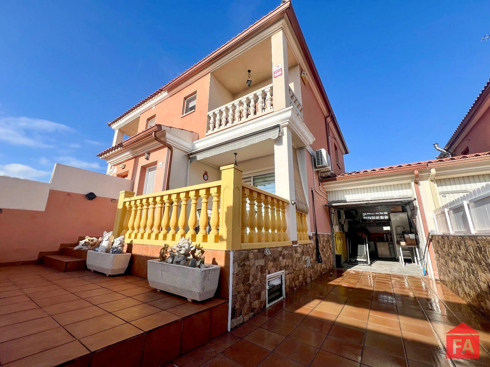Exterior view of Single-family semi-detached for sale in Santa Oliva  with Heating, Terrace and Balcony