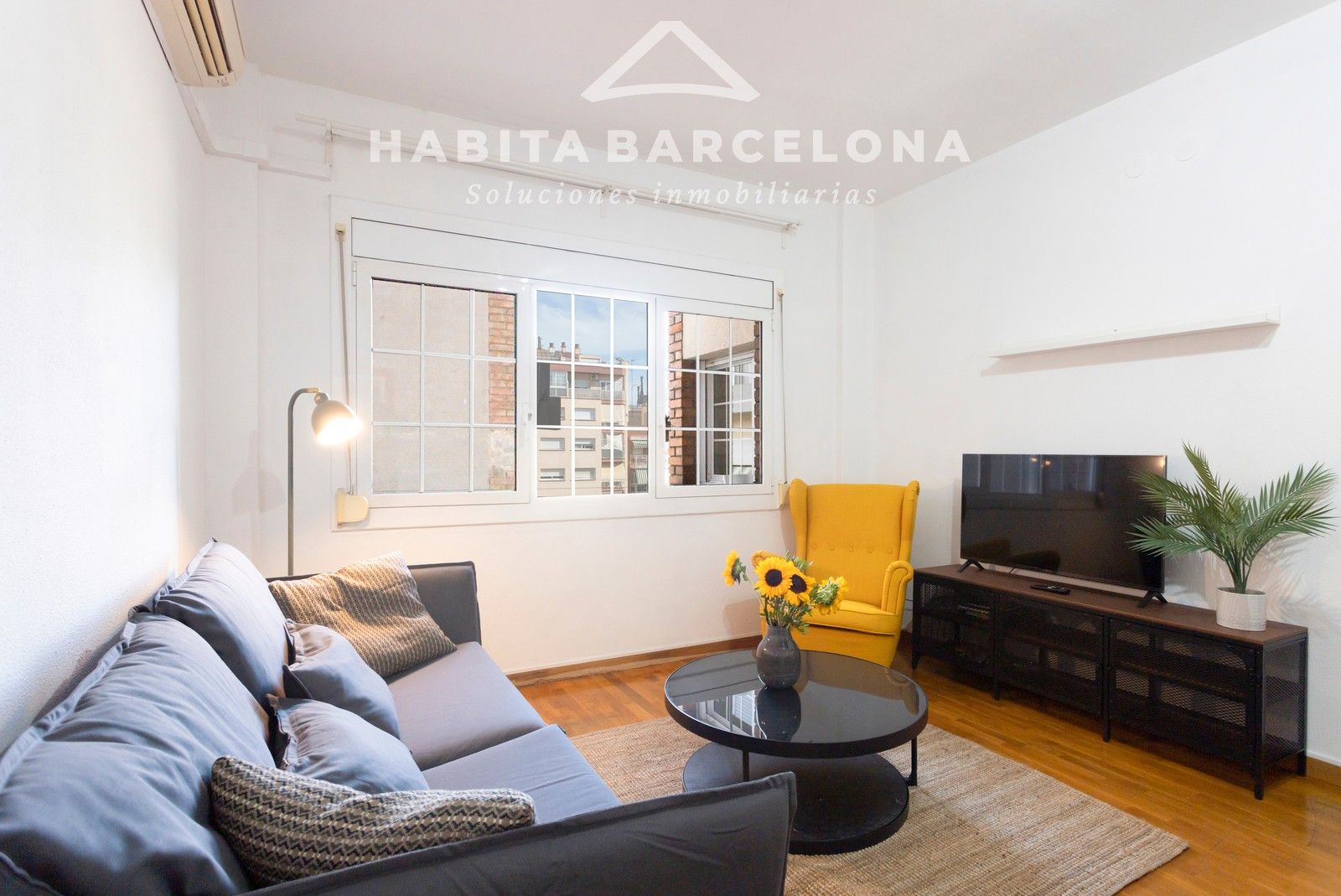 Exterior view of Flat to rent in  Barcelona Capital  with Heating, Furnished and Oven