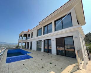 Vista exterior de Casa o xalet en venda en Benidorm amb Aire condicionat, Jardí privat i Piscina