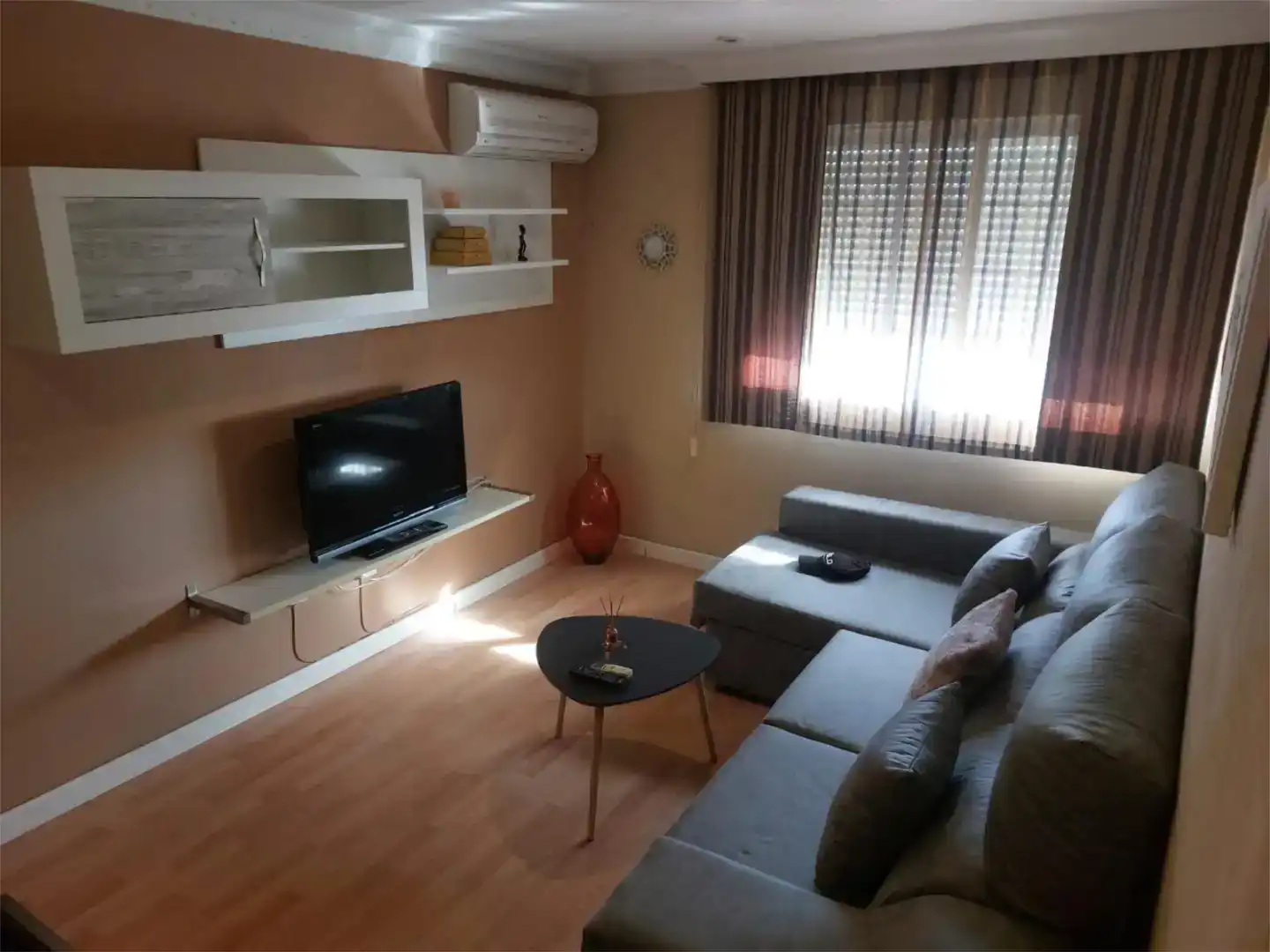 Sala d'estar de Pis en venda en Torrejón el Rubio amb Aire condicionat, Parquet i Moblat