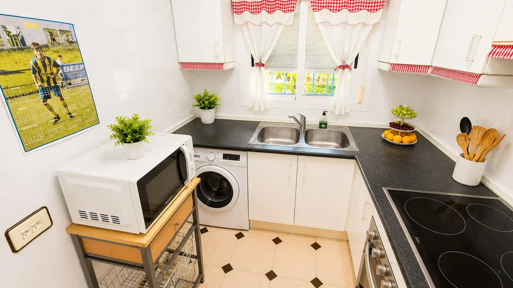 Cocina de Casa o chalet en venta en Chiclana de la Frontera con Jardín privado, Trastero y Piscina