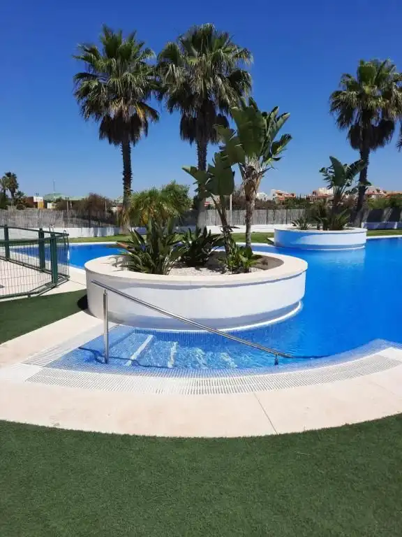 Schwimmbecken von Wohnung zum Verkauf in Ayamonte mit Klimaanlage, Privatgarten und Terrasse