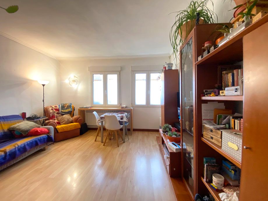 Sala de estar de Piso en venta en Vitoria - Gasteiz con Calefacción, Trastero y Amueblado