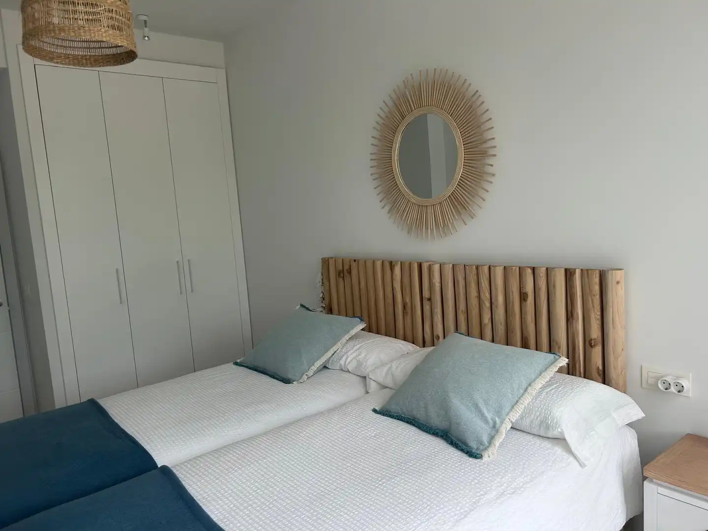 Dormitori de Apartament de lloguer en Chipiona amb Aire condicionat, Calefacció i Terrassa