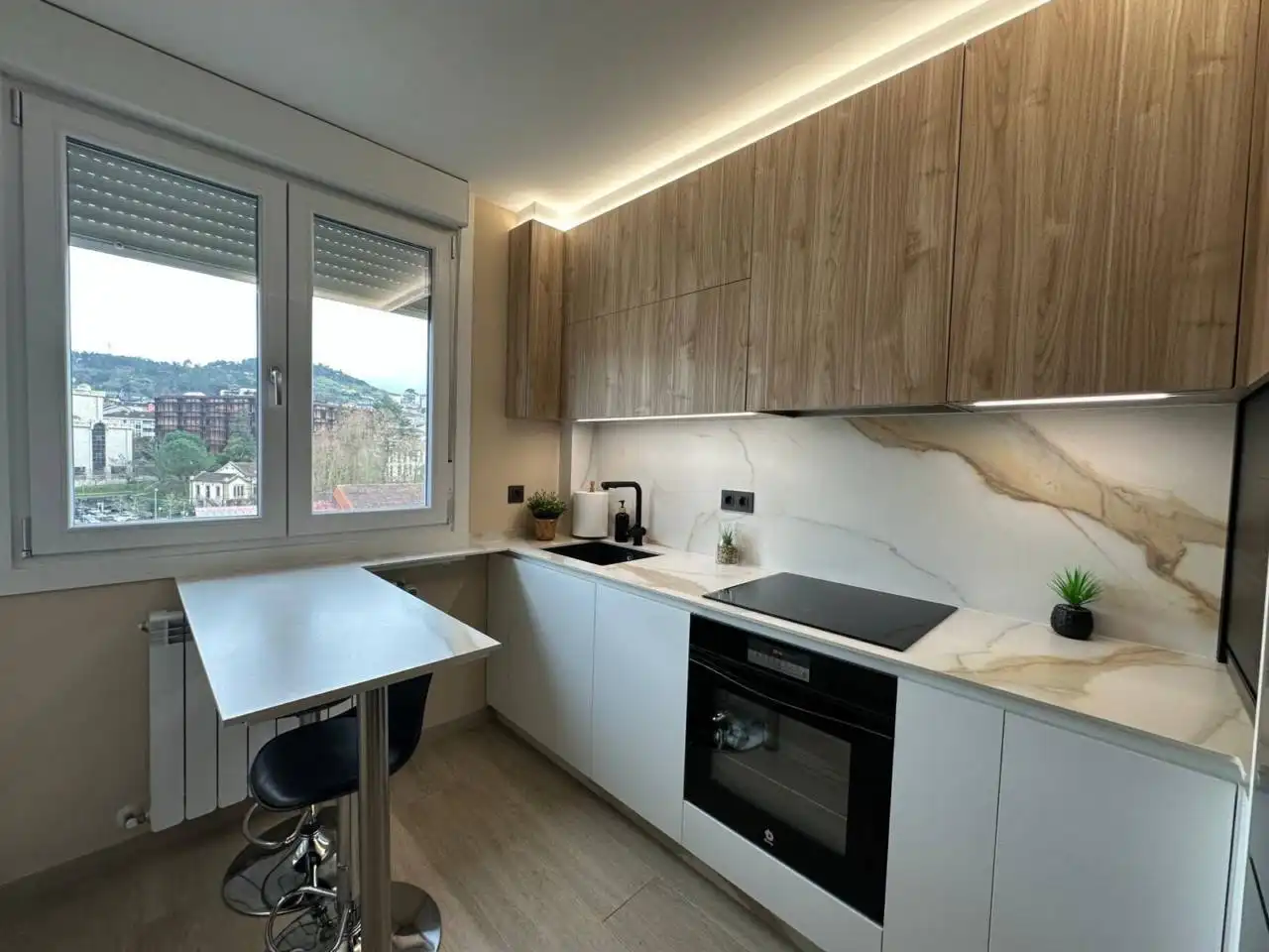 Cocina de Piso en venta en Ourense Capital  con Calefacción, Trastero y Balcón