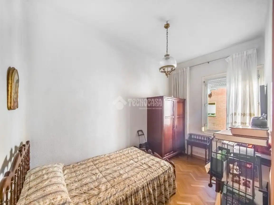 Bedroom of Flat for sale in Madrid  with Air Conditioner, Heating and Parquet flooring