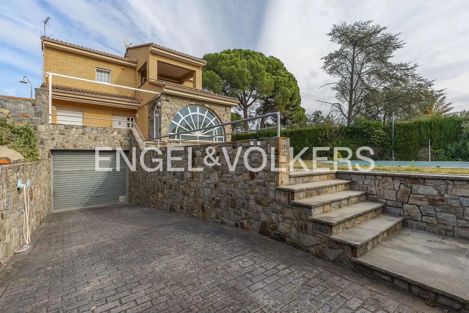 Vista exterior de Casa o xalet en venda en Castellar del Vallès amb Aire condicionat, Calefacció i Jardí privat