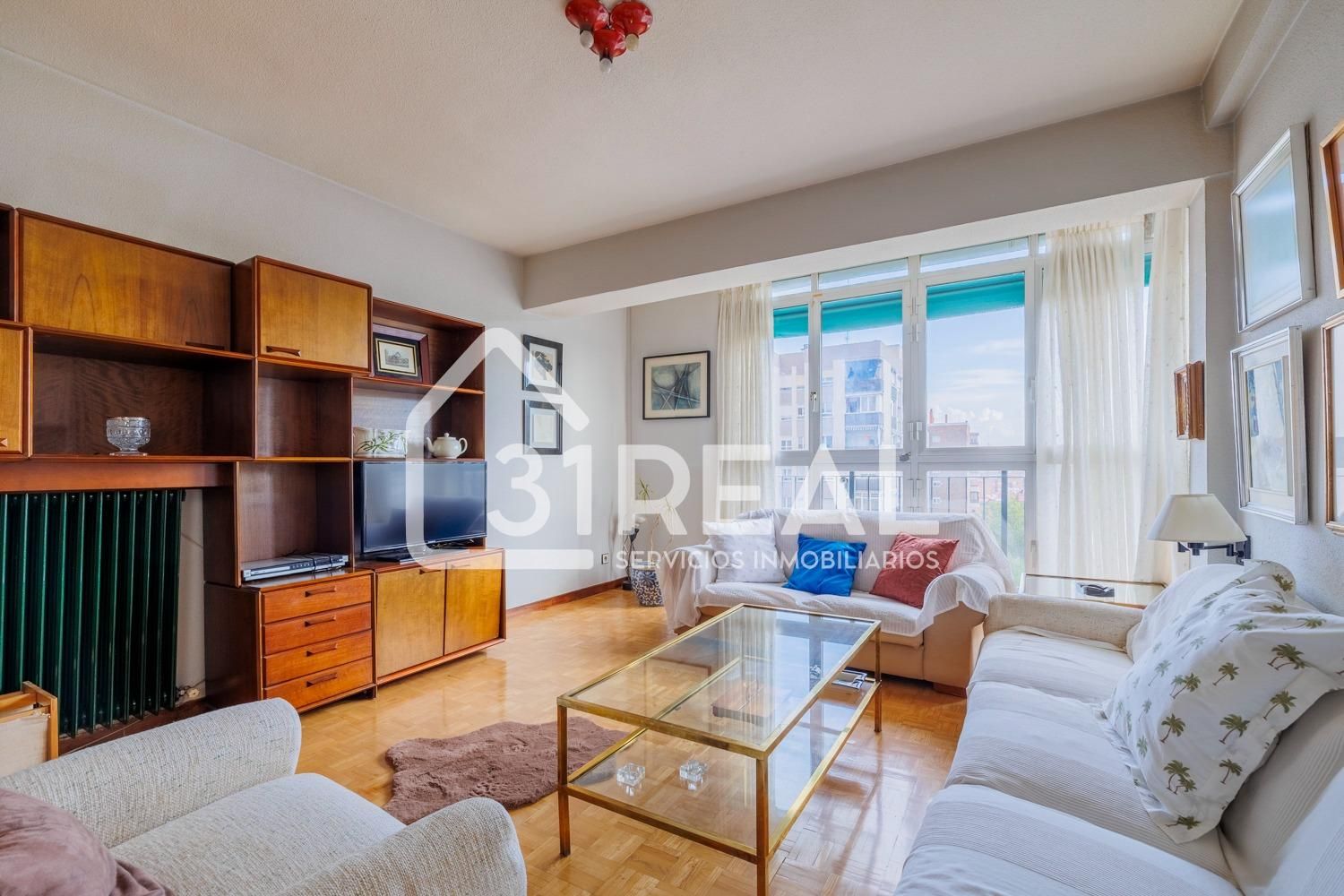 Living room of Flat for sale in  Madrid Capital  with Heating, Parquet flooring and Balcony