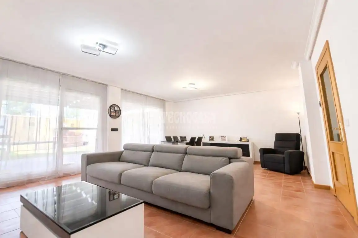 Sala de estar de Casa adosada en venta en Illescas con Aire acondicionado, Calefacción y Terraza