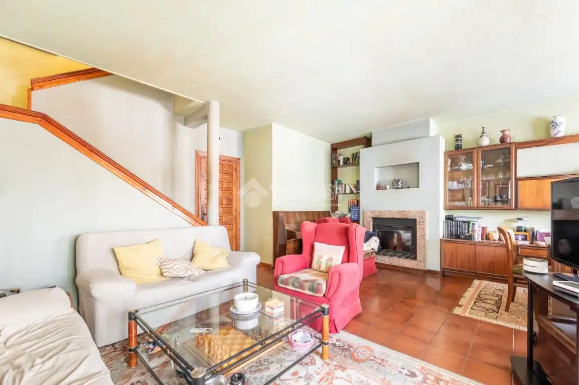 Sala de estar de Casa adosada en venta en Torrelodones con Calefacción, Jardín privado y Terraza