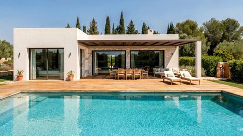 Villa de nueva construcción en una sola planta con 3 dormitorios y piscina privada en PinosoAlicante
