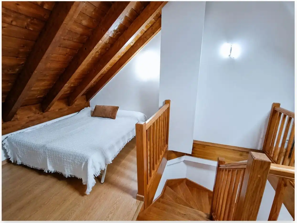 Habitación de Casa adosada en venta en Santillana del Mar con Calefacción, Jardín privado y Trastero
