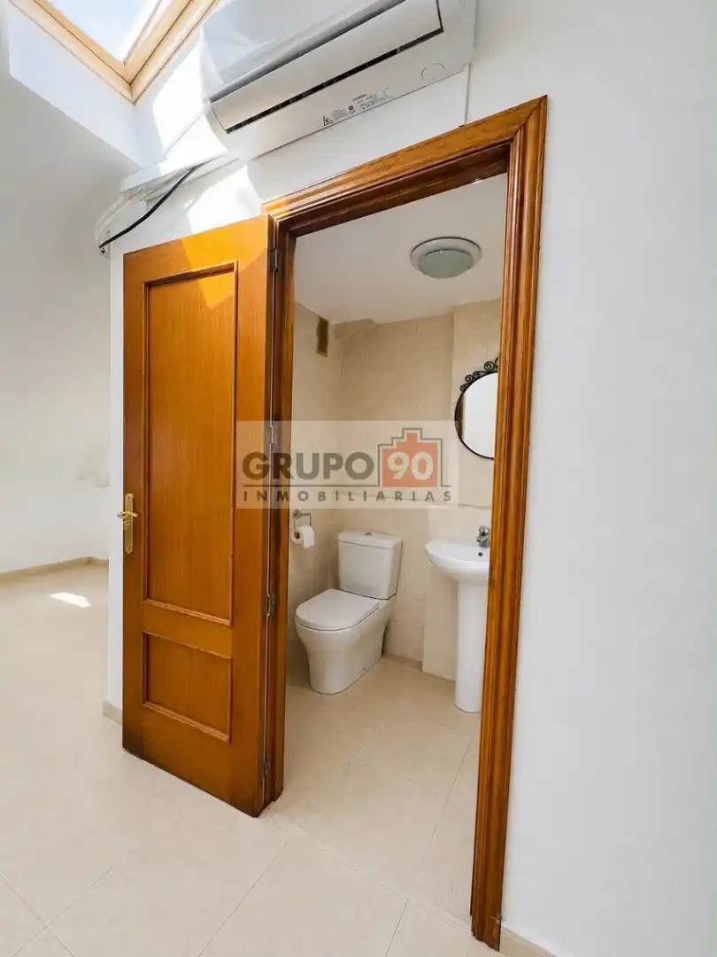Badezimmer von Einfamilien-Reihenhaus zur Miete in Chiva mit Privatgarten, Terrasse und Schwimmbad