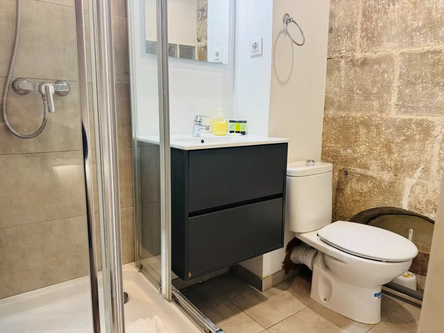 Bany de Estudi de lloguer en Barcelona amb Aire condicionat, Parquet i Moblat