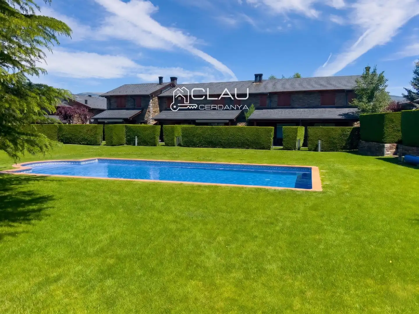 Schwimmbecken von Einfamilien-Reihenhaus zur Miete in Palau - de - Cerdagne mit Heizung, Privatgarten und Parkett