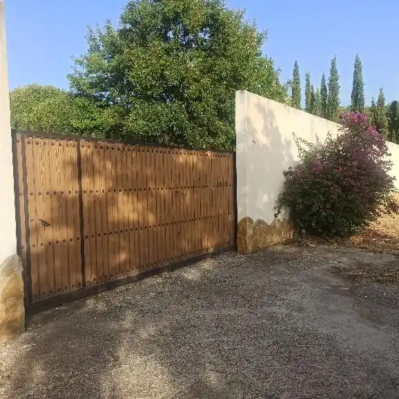 Vista exterior de Finca rústica en venda en Almodóvar del Río amb Aire condicionat, Piscina i Alarma