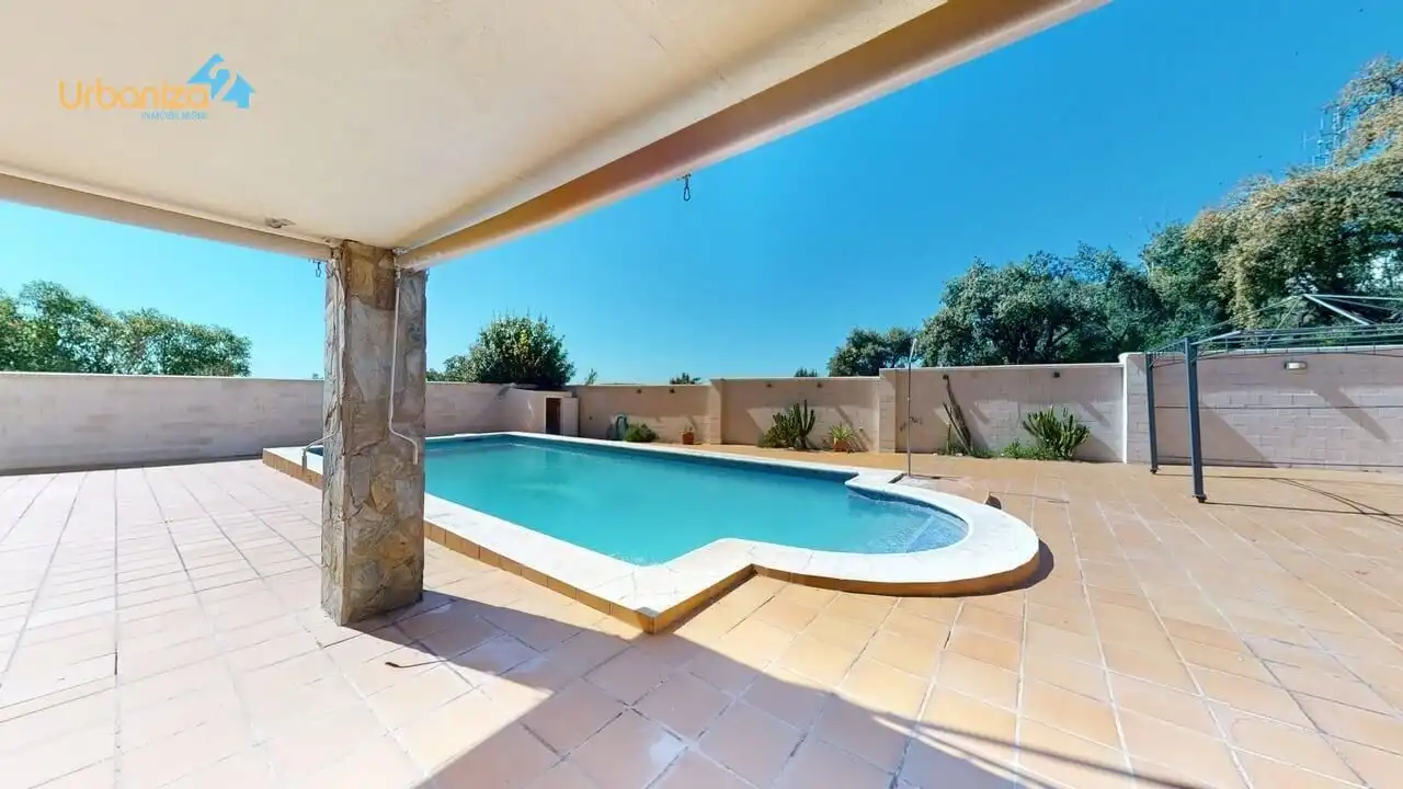 Piscina de Casa o chalet en venta en Badajoz con Aire acondicionado, Calefacción y Jardín privado